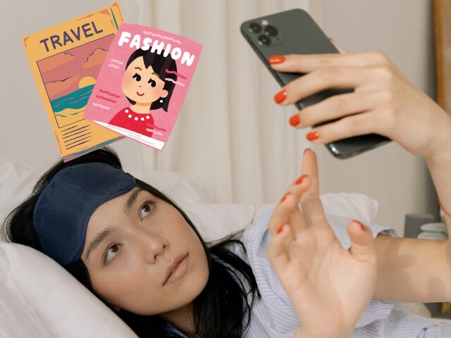 横になってスマホで雑誌を見る女性